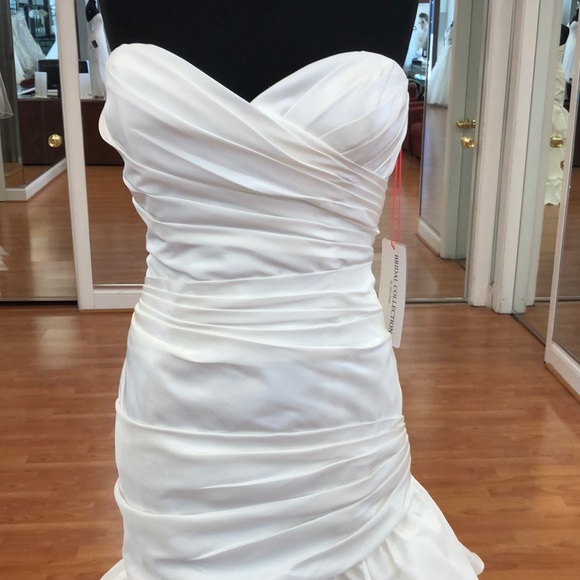 ⭐️SOLD🌟 Classic ivory wedding gown - Picture 2 of 8